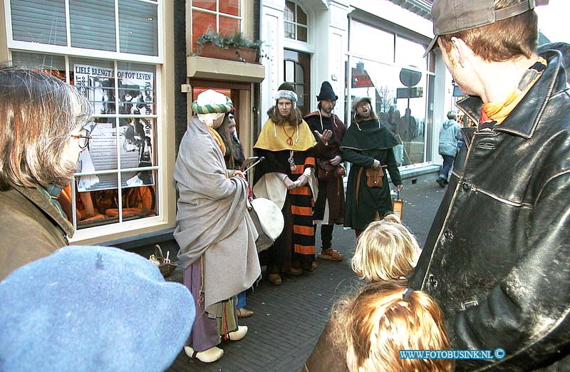 00121705.jpg - DORDTCENTRAAL:Dordrecht:17-12-2000:de dordtse kerstmarkt in de binnenstadDeze digitale foto blijft eigendom van FOTOPERSBURO BUSINK. Wij hanteren de voorwaarden van het N.V.F. en N.V.J. Gebruik van deze foto impliceert dat u bekend bent  en akkoord gaat met deze voorwaarden bij publicatie.EB/ETIENNE BUSINK