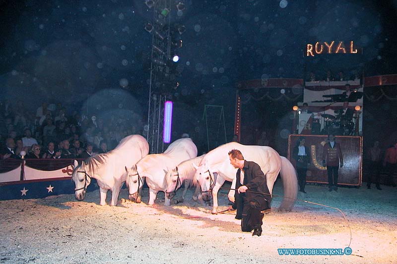 00122105.jpg - DORDTENAAR :Dordrecht:21-12-2000:permiere dordtse kerst circus royal aan de sikkelstraat te dubbeldamDeze digitale foto blijft eigendom van FOTOPERSBURO BUSINK. Wij hanteren de voorwaarden van het N.V.F. en N.V.J. Gebruik van deze foto impliceert dat u bekend bent  en akkoord gaat met deze voorwaarden bij publicatie.EB/ETIENNE BUSINK