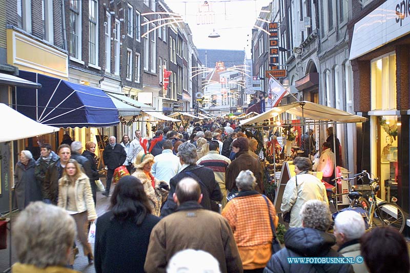 01121509.jpg - DORDTENAAR :Dordrecht:15-12-2001:de kerstmarkt dordrechtDeze digitale foto blijft eigendom van FOTOPERSBURO BUSINK. Wij hanteren de voorwaarden van het N.V.F. en N.V.J. Gebruik van deze foto impliceert dat u bekend bent  en akkoord gaat met deze voorwaarden bij publicatie.EB/ETIENNE BUSINK