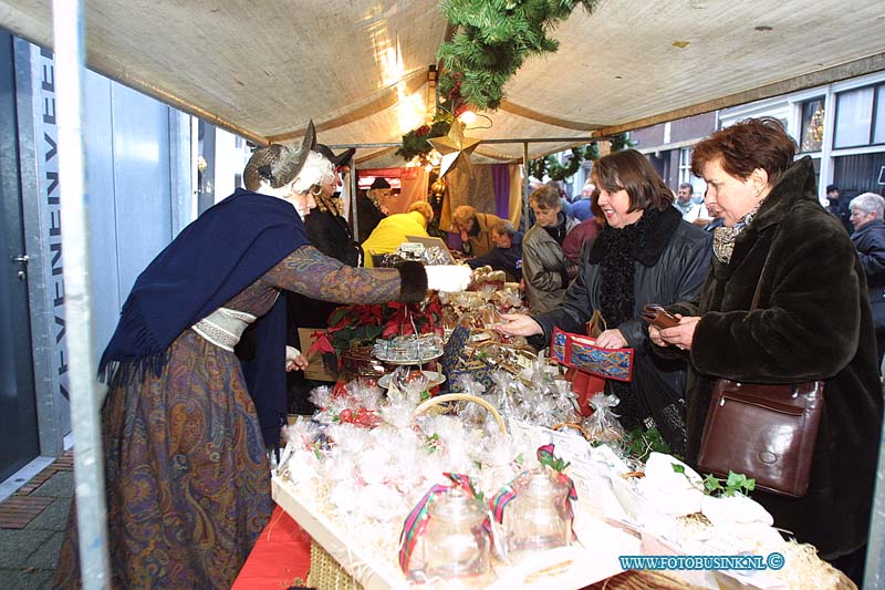 01121514.jpg - DORDTCENTRAAL :Dordrecht:15-12-2001:de kerstmarkt dordrechtDeze digitale foto blijft eigendom van FOTOPERSBURO BUSINK. Wij hanteren de voorwaarden van het N.V.F. en N.V.J. Gebruik van deze foto impliceert dat u bekend bent  en akkoord gaat met deze voorwaarden bij publicatie.EB/ETIENNE BUSINK