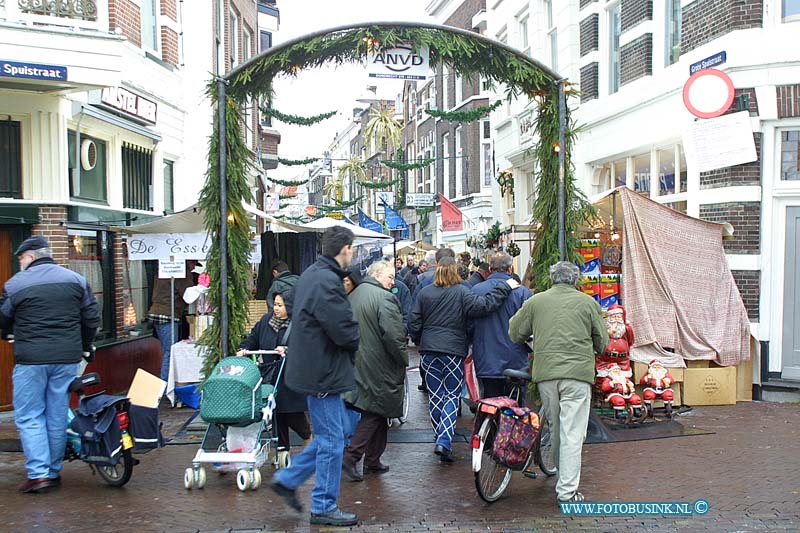 01121532.jpg - DORDTCENTRAAL :Dordrecht:15-12-2001:de kerstmarkt dordrechtDeze digitale foto blijft eigendom van FOTOPERSBURO BUSINK. Wij hanteren de voorwaarden van het N.V.F. en N.V.J. Gebruik van deze foto impliceert dat u bekend bent  en akkoord gaat met deze voorwaarden bij publicatie.EB/ETIENNE BUSINK