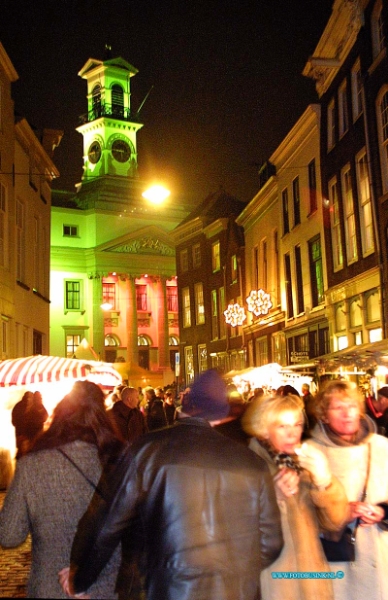 02121405.jpg - FOTOOPDRACHT:Dordrecht:14-12-2002:De grootste kerstmarkt van Nederland DordrechtDeze digitale foto blijft eigendom van FOTOPERSBURO BUSINK. Wij hanteren de voorwaarden van het N.V.F. en N.V.J. Gebruik van deze foto impliceert dat u bekend bent  en akkoord gaat met deze voorwaarden bij publicatie.EB/ETIENNE BUSINK