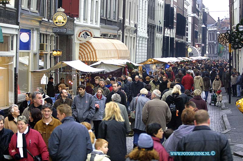 02121414.jpg - FOTOOPDRACHT:Dordrecht:14-12-2002:De grootste kerstmarkt van Nederland DordrechtDeze digitale foto blijft eigendom van FOTOPERSBURO BUSINK. Wij hanteren de voorwaarden van het N.V.F. en N.V.J. Gebruik van deze foto impliceert dat u bekend bent  en akkoord gaat met deze voorwaarden bij publicatie.EB/ETIENNE BUSINK