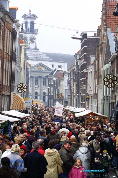 02121419.jpg - FOTOOPDRACHT:Dordrecht:14-12-2002:De grootste kerstmarkt van Nederland DordrechtDeze digitale foto blijft eigendom van FOTOPERSBURO BUSINK. Wij hanteren de voorwaarden van het N.V.F. en N.V.J. Gebruik van deze foto impliceert dat u bekend bent  en akkoord gaat met deze voorwaarden bij publicatie.EB/ETIENNE BUSINK