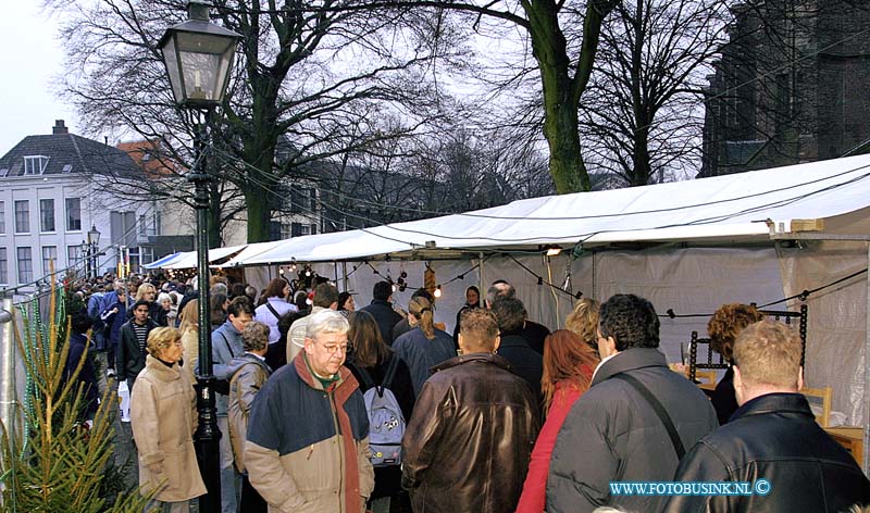 02121431.jpg - FOTOOPDRACHT:Dordrecht:14-12-2002:De grootste kerstmarkt van Nederland DordrechtDeze digitale foto blijft eigendom van FOTOPERSBURO BUSINK. Wij hanteren de voorwaarden van het N.V.F. en N.V.J. Gebruik van deze foto impliceert dat u bekend bent  en akkoord gaat met deze voorwaarden bij publicatie.EB/ETIENNE BUSINK