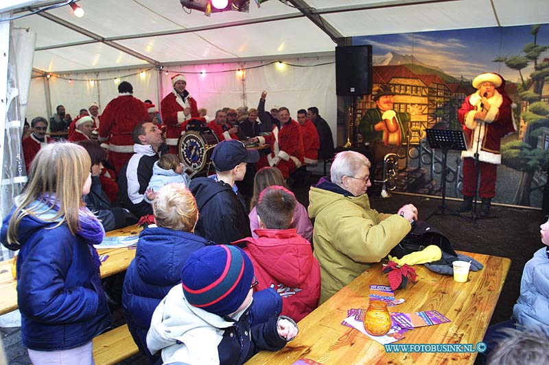 02121432.jpg - FOTOOPDRACHT:Dordrecht:14-12-2002:De grootste kerstmarkt van Nederland DordrechtDeze digitale foto blijft eigendom van FOTOPERSBURO BUSINK. Wij hanteren de voorwaarden van het N.V.F. en N.V.J. Gebruik van deze foto impliceert dat u bekend bent  en akkoord gaat met deze voorwaarden bij publicatie.EB/ETIENNE BUSINK