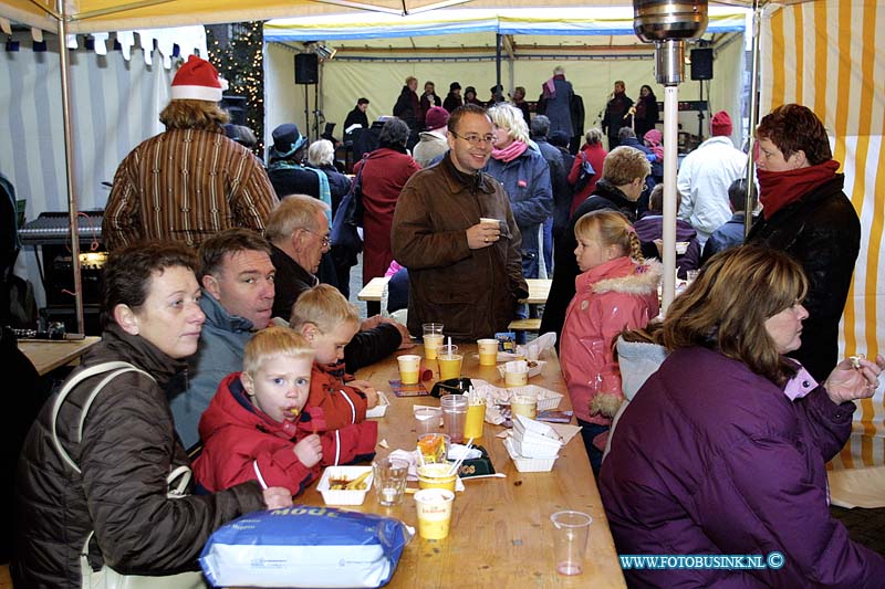 02121434.jpg - FOTOOPDRACHT:Dordrecht:14-12-2002:De grootste kerstmarkt van Nederland DordrechtDeze digitale foto blijft eigendom van FOTOPERSBURO BUSINK. Wij hanteren de voorwaarden van het N.V.F. en N.V.J. Gebruik van deze foto impliceert dat u bekend bent  en akkoord gaat met deze voorwaarden bij publicatie.EB/ETIENNE BUSINK