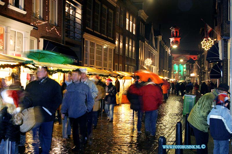 03121205.jpg - FOTOOPDRACHT:Dordrecht:12-12-2003:eerste avond van de dordtse kerstmarkt 2004Deze digitale foto blijft eigendom van FOTOPERSBURO BUSINK. Wij hanteren de voorwaarden van het N.V.F. en N.V.J. Gebruik van deze foto impliceert dat u bekend bent  en akkoord gaat met deze voorwaarden bij publicatie.EB/ETIENNE BUSINK