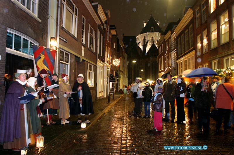 03121207.jpg - FOTOOPDRACHT:Dordrecht:12-12-2003:eerste avond van de dordtse kerstmarkt 2004Deze digitale foto blijft eigendom van FOTOPERSBURO BUSINK. Wij hanteren de voorwaarden van het N.V.F. en N.V.J. Gebruik van deze foto impliceert dat u bekend bent  en akkoord gaat met deze voorwaarden bij publicatie.EB/ETIENNE BUSINK