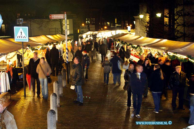 03121211.jpg - FOTOOPDRACHT:Dordrecht:12-12-2003:eerste avond van de dordtse kerstmarkt 2004Deze digitale foto blijft eigendom van FOTOPERSBURO BUSINK. Wij hanteren de voorwaarden van het N.V.F. en N.V.J. Gebruik van deze foto impliceert dat u bekend bent  en akkoord gaat met deze voorwaarden bij publicatie.EB/ETIENNE BUSINK