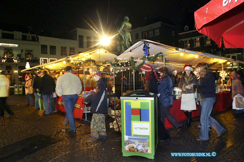 03121224.jpg - FOTOOPDRACHT:Dordrecht:12-12-2003:eerste avond van de dordtse kerstmarkt 2004Deze digitale foto blijft eigendom van FOTOPERSBURO BUSINK. Wij hanteren de voorwaarden van het N.V.F. en N.V.J. Gebruik van deze foto impliceert dat u bekend bent  en akkoord gaat met deze voorwaarden bij publicatie.EB/ETIENNE BUSINK