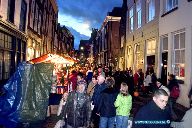 04121805.jpg - FOTOOPDRACHT:Dordrecht:18-12-2004:de grootste kerstmarkt van nederland werd gehouden in Dordrecht vele duizende mensen kwamen een kijk je nemen de afgelopen 3 dagen en hun kerst inkopen te doen. foto verlicht stadhuis.Deze digitale foto blijft eigendom van FOTOPERSBURO BUSINK. Wij hanteren de voorwaarden van het N.V.F. en N.V.J. Gebruik van deze foto impliceert dat u bekend bent  en akkoord gaat met deze voorwaarden bij publicatie.EB/ETIENNE BUSINK