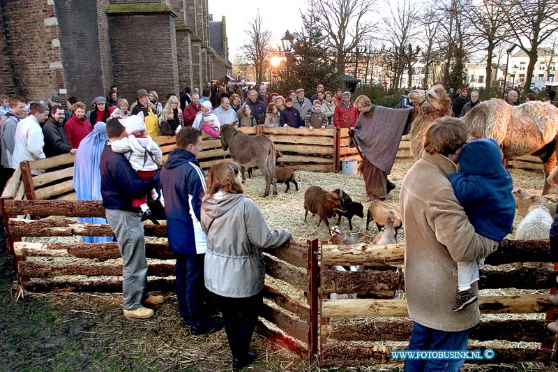04121814.jpg - FOTOOPDRACHT:Dordrecht:18-12-2004:de grootste kerstmarkt van nederland werd gehouden in Dordrecht vele duizende mensen kwamen een kijk je nemen de afgelopen 3 dagen en hun kerst inkopen te doen. foto de kerststal incl dierenDeze digitale foto blijft eigendom van FOTOPERSBURO BUSINK. Wij hanteren de voorwaarden van het N.V.F. en N.V.J. Gebruik van deze foto impliceert dat u bekend bent  en akkoord gaat met deze voorwaarden bij publicatie.EB/ETIENNE BUSINK