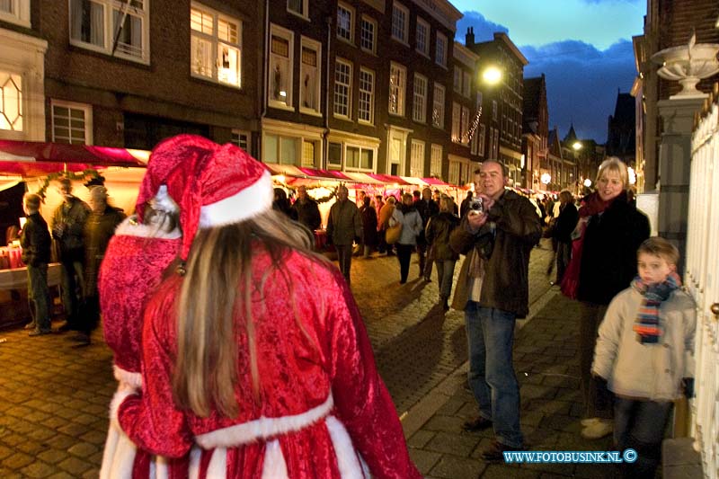 04121827.jpg - FOTOOPDRACHT:Dordrecht:18-12-2004:de grootste kerstmarkt van nederland werd gehouden in Dordrecht vele duizende mensen kwamen een kijk je nemen de afgelopen 3 dagen en hun kerst inkopen te doen. foto drukte op de kerstmarkt kerstman vrouwenDeze digitale foto blijft eigendom van FOTOPERSBURO BUSINK. Wij hanteren de voorwaarden van het N.V.F. en N.V.J. Gebruik van deze foto impliceert dat u bekend bent  en akkoord gaat met deze voorwaarden bij publicatie.EB/ETIENNE BUSINK