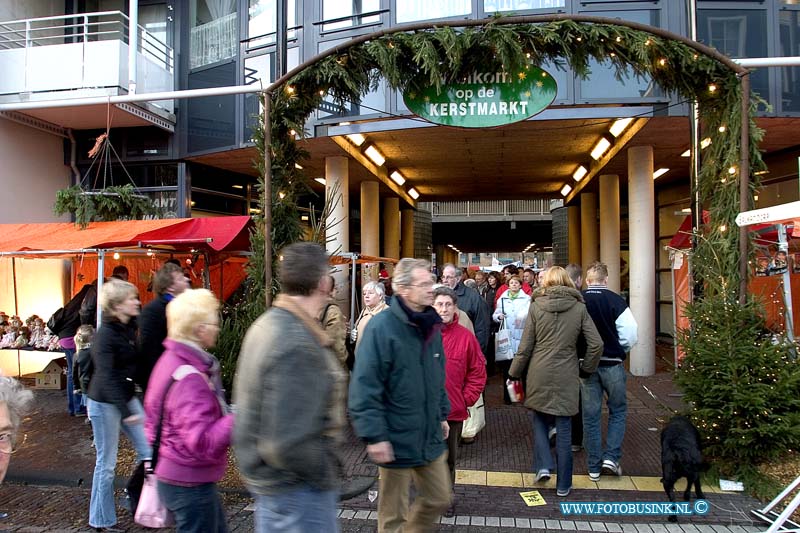 04121831.jpg - FOTOOPDRACHT:Dordrecht:18-12-2004:de grootste kerstmarkt van nederland werd gehouden in Dordrecht vele duizende mensen kwamen een kijk je nemen de afgelopen 3 dagen en hun kerst inkopen te doen. foto drukte op de kerstmarktDeze digitale foto blijft eigendom van FOTOPERSBURO BUSINK. Wij hanteren de voorwaarden van het N.V.F. en N.V.J. Gebruik van deze foto impliceert dat u bekend bent  en akkoord gaat met deze voorwaarden bij publicatie.EB/ETIENNE BUSINK