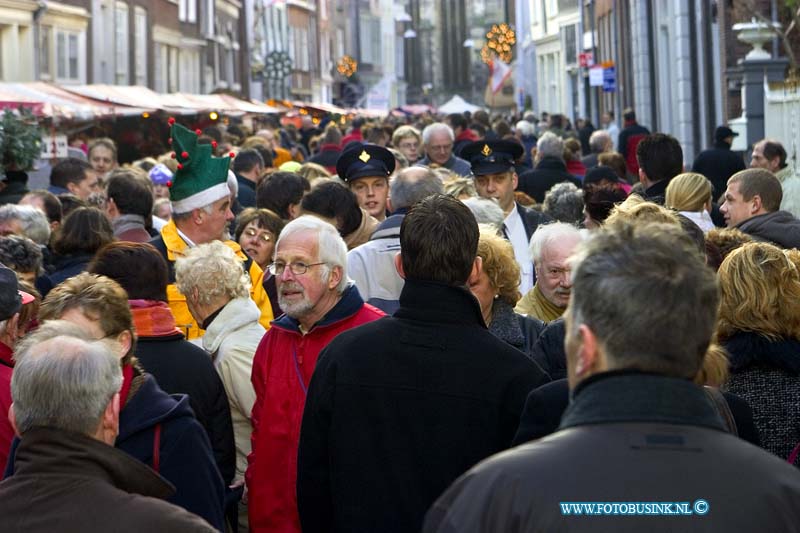 04121839.jpg - FOTOOPDRACHT:Dordrecht:18-12-2004:de grootste kerstmarkt van nederland werd gehouden in Dordrecht vele duizende mensen kwamen een kijk je nemen de afgelopen 3 dagen en hun kerst inkopen te doen. foto drukte op de kerstmarktDeze digitale foto blijft eigendom van FOTOPERSBURO BUSINK. Wij hanteren de voorwaarden van het N.V.F. en N.V.J. Gebruik van deze foto impliceert dat u bekend bent  en akkoord gaat met deze voorwaarden bij publicatie.EB/ETIENNE BUSINK