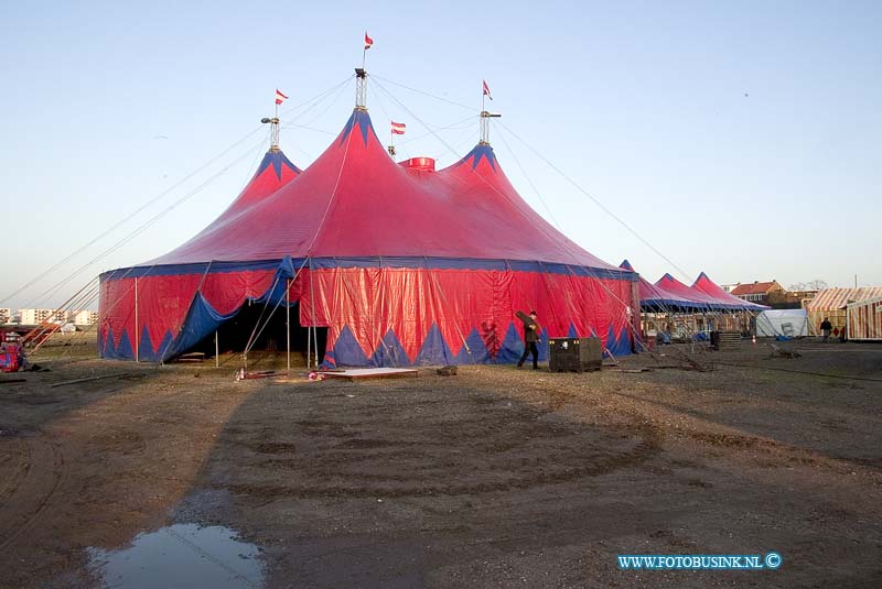 05120814.jpg - FOTOOPDRACHT:Dordrecht:08-12-2005:circus royal in opbouw in dordrechtDeze digitale foto blijft eigendom van FOTOPERSBURO BUSINK. Wij hanteren de voorwaarden van het N.V.F. en N.V.J. Gebruik van deze foto impliceert dat u bekend bent  en akkoord gaat met deze voorwaarden bij publicatie.EB/ETIENNE BUSINK