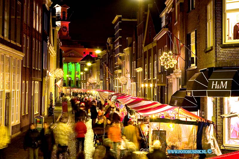 05121601.jpg - FOTOOPDRACHT:Dordrecht:16-12-2005:De Dordtse kerstmarkt is weer begonnenDeze digitale foto blijft eigendom van FOTOPERSBURO BUSINK. Wij hanteren de voorwaarden van het N.V.F. en N.V.J. Gebruik van deze foto impliceert dat u bekend bent  en akkoord gaat met deze voorwaarden bij publicatie.EB/ETIENNE BUSINK