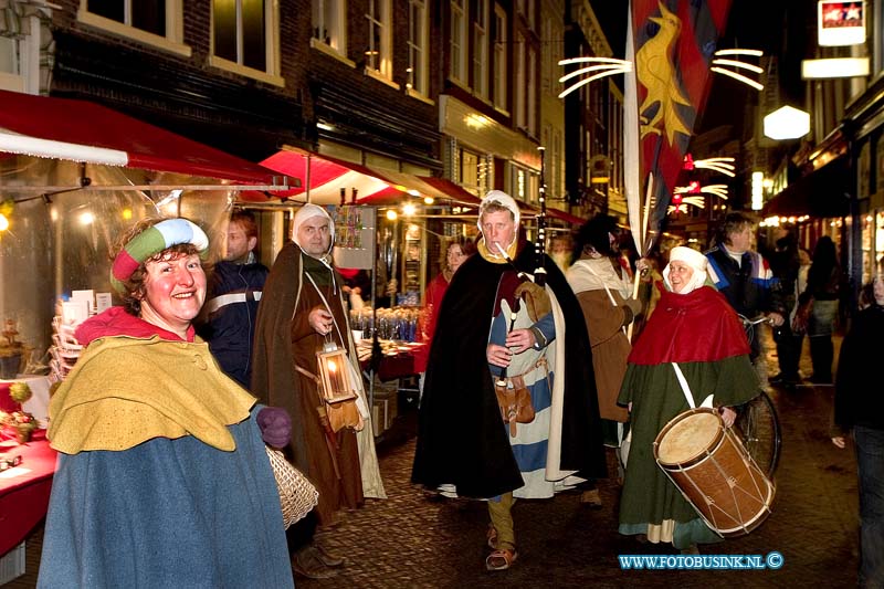 05121612.jpg - FOTOOPDRACHT:Dordrecht:16-12-2005:De Dordtse kerstmarkt is weer begonnenDeze digitale foto blijft eigendom van FOTOPERSBURO BUSINK. Wij hanteren de voorwaarden van het N.V.F. en N.V.J. Gebruik van deze foto impliceert dat u bekend bent  en akkoord gaat met deze voorwaarden bij publicatie.EB/ETIENNE BUSINK