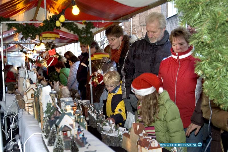 05121713.jpg - FOTOOPDRACHT:Dordrecht:17-12-2005:De Dordtse kerstmarkt Deze digitale foto blijft eigendom van FOTOPERSBURO BUSINK. Wij hanteren de voorwaarden van het N.V.F. en N.V.J. Gebruik van deze foto impliceert dat u bekend bent  en akkoord gaat met deze voorwaarden bij publicatie.EB/ETIENNE BUSINK