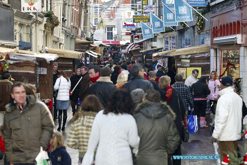 05121720.jpg - FOTOOPDRACHT:Dordrecht:17-12-2005:De Dordtse kerstmarkt spuistraatDeze digitale foto blijft eigendom van FOTOPERSBURO BUSINK. Wij hanteren de voorwaarden van het N.V.F. en N.V.J. Gebruik van deze foto impliceert dat u bekend bent  en akkoord gaat met deze voorwaarden bij publicatie.EB/ETIENNE BUSINK