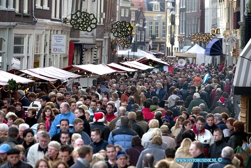 05121803.jpg - FOTOOPDRACHT:Dordrecht:19-12-2005:De Dordtse kerstmarkt muziekanten voor speciaal AD-DDDeze digitale foto blijft eigendom van FOTOPERSBURO BUSINK. Wij hanteren de voorwaarden van het N.V.F. en N.V.J. Gebruik van deze foto impliceert dat u bekend bent  en akkoord gaat met deze voorwaarden bij publicatie.EB/ETIENNE BUSINK