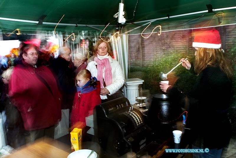 05121806.jpg - FOTOOPDRACHT:Dordrecht:19-12-2005:De Dordtse kerstmarkt er wedt veel warme drank gedronken bij de verschillende kramen ook werdt er meer geten dan kest spullen gekochtDeze digitale foto blijft eigendom van FOTOPERSBURO BUSINK. Wij hanteren de voorwaarden van het N.V.F. en N.V.J. Gebruik van deze foto impliceert dat u bekend bent  en akkoord gaat met deze voorwaarden bij publicatie.EB/ETIENNE BUSINK