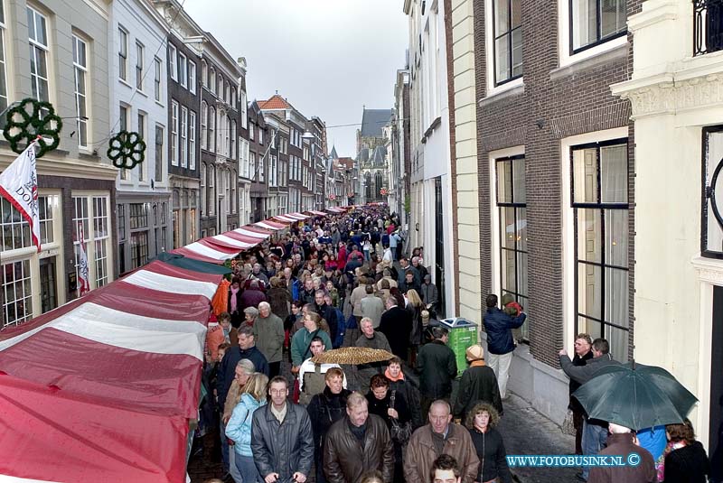 05121813.jpg - FOTOOPDRACHT:Dordrecht:18-12-2005:De Dordtse kerstmarkt drukte grote kerksbuurtDeze digitale foto blijft eigendom van FOTOPERSBURO BUSINK. Wij hanteren de voorwaarden van het N.V.F. en N.V.J. Gebruik van deze foto impliceert dat u bekend bent  en akkoord gaat met deze voorwaarden bij publicatie.EB/ETIENNE BUSINK