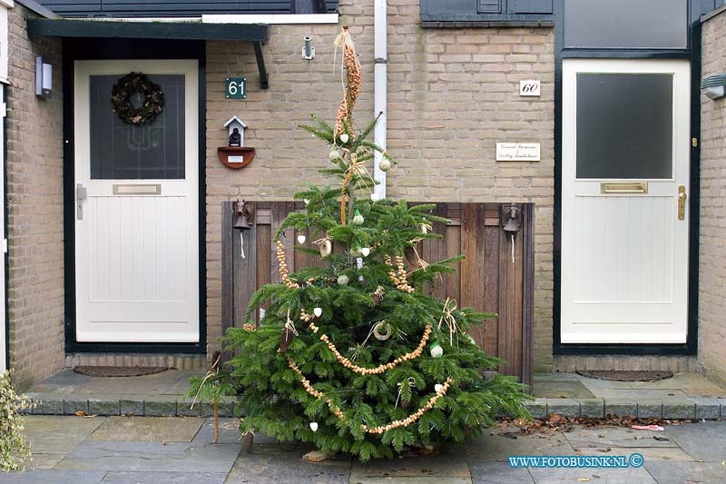 06122002.jpg - FOTOOPDRACHT:Dordrecht:20-12-2006:Pijnenburg 61/63 staat een kerstboom in de voortuin die helemaal is volgehangen met producten voor de diertjesDeze digitale foto blijft eigendom van FOTOPERSBURO BUSINK. Wij hanteren de voorwaarden van het N.V.F. en N.V.J. Gebruik van deze foto impliceert dat u bekend bent  en akkoord gaat met deze voorwaarden bij publicatie.EB/ETIENNE BUSINK
