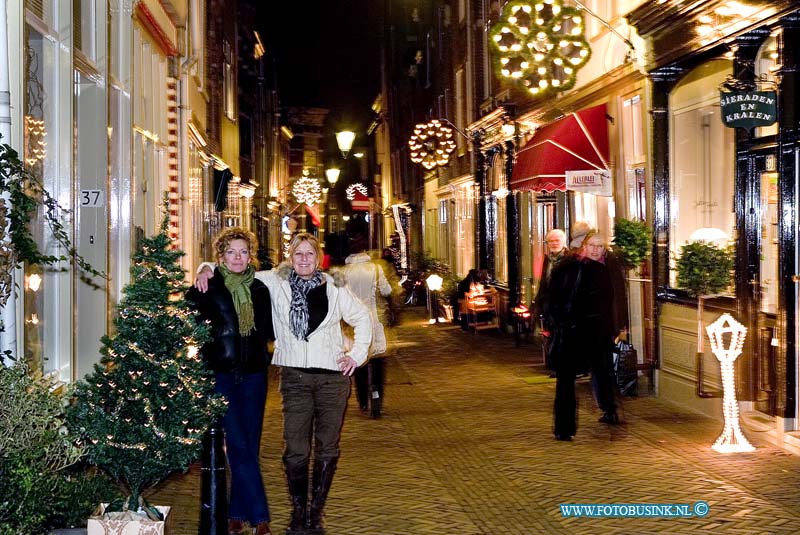 07121509.jpg - FOTOOPDRACHT:Dordrecht:15-12-2007:Vleeshouwersstraatje in het teken van Kerst. Kerstmarkt.in vleeshouwerstraat, een optreden van de Vocalgroep PopmaatDeze digitale foto blijft eigendom van FOTOPERSBURO BUSINK. Wij hanteren de voorwaarden van het N.V.F. en N.V.J. Gebruik van deze foto impliceert dat u bekend bent  en akkoord gaat met deze voorwaarden bij publicatie.EB/ETIENNE BUSINK