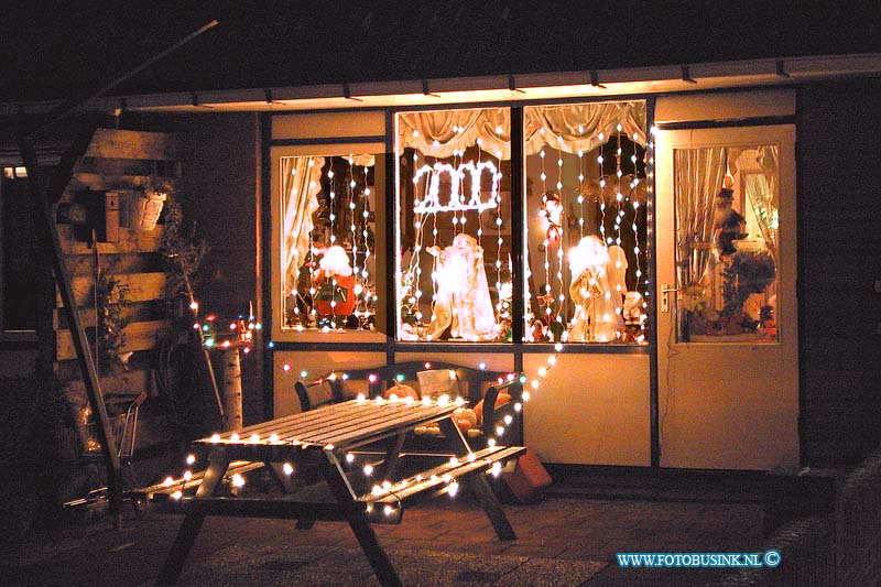 99121622.jpg - DE DORDTENAAR :Dordrecht:15-12-1999:een woning in de koterstraat in dordrecht in de kerst verlichtingDeze digitale foto blijft eigendom van FOTOPERSBURO BUSINK. Wij hanteren de voorwaarden van het N.V.F. en N.V.J. Gebruik van deze foto impliceert dat u bekend bent  en akkoord gaat met deze voorwaarden bij publicatie.EB/ETIENNE BUSINK