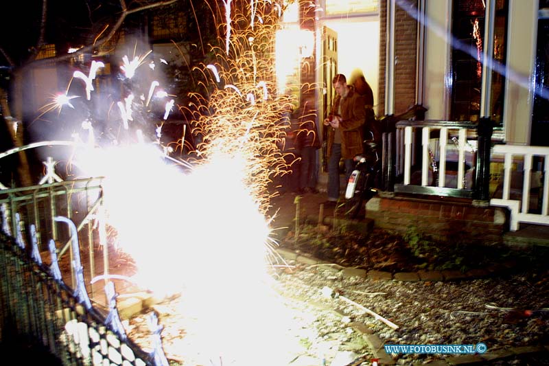 03010111.jpg - FOTOOPDRACHT:Dordrecht:01-01-2003:vuurwerk afstekken willemstraat dordtDeze digitale foto blijft eigendom van FOTOPERSBURO BUSINK. Wij hanteren de voorwaarden van het N.V.F. en N.V.J. Gebruik van deze foto impliceert dat u bekend bent  en akkoord gaat met deze voorwaarden bij publicatie.EB/ETIENNE BUSINK