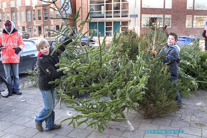 08010202.jpg - FOTOOPDRACHT:Dordrecht:02-01-2008:Oude kerstbomen leveren 50 eurocent op inzammelplaats. eemsteijnpleinDeze digitale foto blijft eigendom van FOTOPERSBURO BUSINK. Wij hanteren de voorwaarden van het N.V.F. en N.V.J. Gebruik van deze foto impliceert dat u bekend bent  en akkoord gaat met deze voorwaarden bij publicatie.EB/ETIENNE BUSINK
