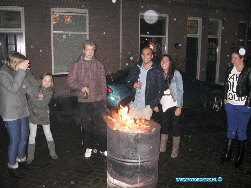 12010104.jpg - FOTOOPDRACHT:Dordrecht:.01-01-2011:Oud en nieuwe rozenstraat te Dordrecht met vuurwerk en vreugde vuur.Deze digitale foto blijft eigendom van FOTOPERSBURO BUSINK. Wij hanteren de voorwaarden van het N.V.F. en N.V.J. Gebruik van deze foto impliceert dat u bekend bent  en akkoord gaat met deze voorwaarden bij publicatie.EB/ETIENNE BUSINK