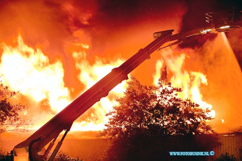 10061308.jpg - FOTOOPDRACHT:Dordrecht:13-06-2010:Zeer grote brand Gebotex kilkade 23 Dordrecht, het bedrijf importeur/grossiers van bruikbare kleding recycling. 2 grote loodsen gingen in vlammen op zondag nacht even na 2 uur. De brandweer zette extra brandweermensen en voertuigen uit de gehele regio en maakteer grip 1 van om de Grote brand van kleding in de loodsen geblust te krijgen. Het na blussen duurde tot ver in de ochtend.Deze digitale foto blijft eigendom van FOTOPERSBURO BUSINK. Wij hanteren de voorwaarden van het N.V.F. en N.V.J. Gebruik van deze foto impliceert dat u bekend bent  en akkoord gaat met deze voorwaarden bij publicatie.EB/ETIENNE BUSINK