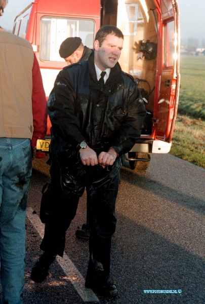 99011802.jpg - WFA:STREEFKERK:18-0-1-1999:AUTO TE WATER DOOR GLADHEID MIDDELWEG BETUURSTER BEKNELD BRNADWEER EN POLITIE HALEN SLACHTOFFER UIT HET WRAK.Deze digitale foto blijft eigendom van FOTOPERSBURO BUSINK. Wij hanteren de voorwaarden van het N.V.F. en N.V.J. Gebruik van deze foto impliceert dat u bekend bent  en akkoord gaat met deze voorwaarden bij publicatie.EB/ETIENNE BUSINK