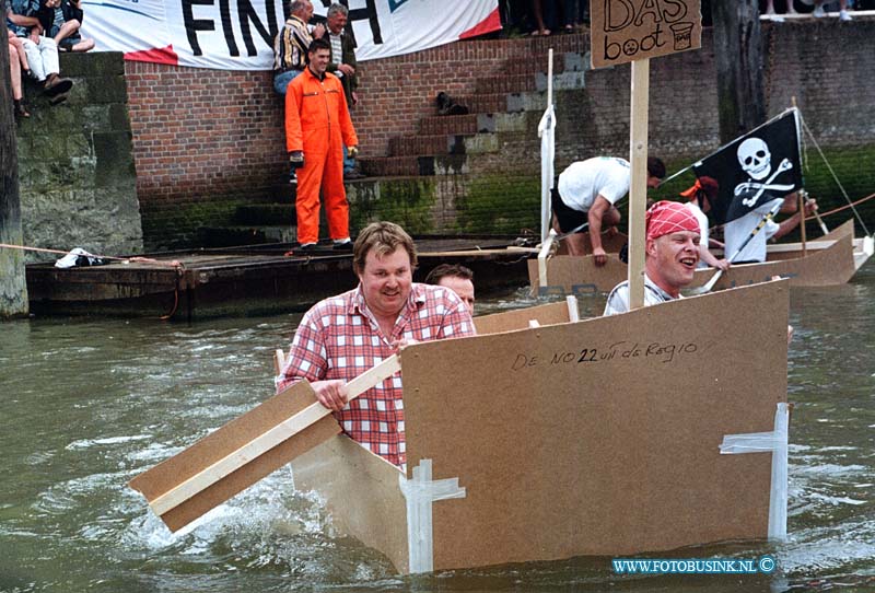 99062708.jpg - DE LOCOM :dordrecht :27-06-99dirty boat racing havenfestivalDeze digitale foto blijft eigendom van FOTOPERSBURO BUSINK. Wij hanteren de voorwaarden van het N.V.F. en N.V.J. Gebruik van deze foto impliceert dat u bekend bent  en akkoord gaat met deze voorwaarden bij publicatie.EB/ETIENNE BUSINK