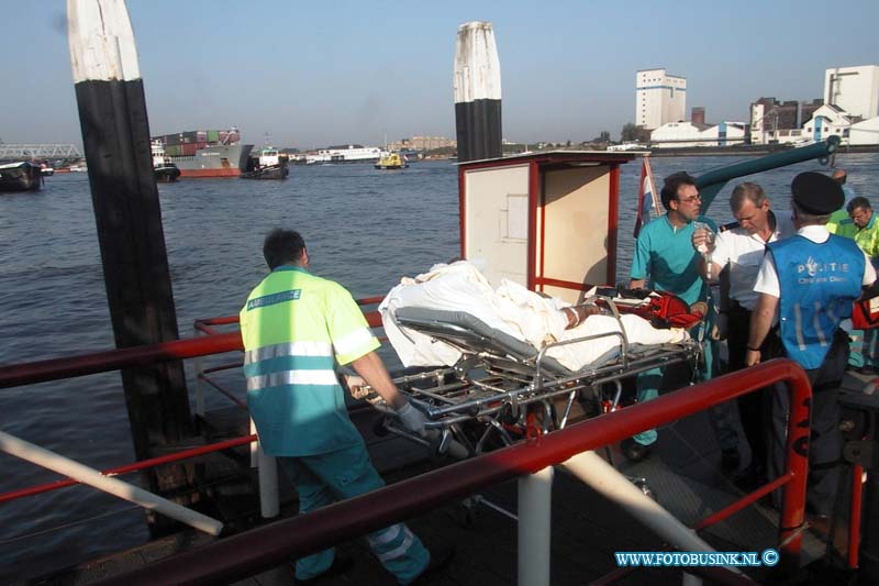 99080202.jpg - HET ROTTERDAMS DAGBLAD :Dordrecvht:02-08-1999:aanvaaring door schip tegen spoorbrug dordrecht/zwijndrecht op de oudemaas 4 zwaar gewonden.Deze digitale foto blijft eigendom van FOTOPERSBURO BUSINK. Wij hanteren de voorwaarden van het N.V.F. en N.V.J. Gebruik van deze foto impliceert dat u bekend bent  en akkoord gaat met deze voorwaarden bij publicatie.EB/ETIENNE BUSINK