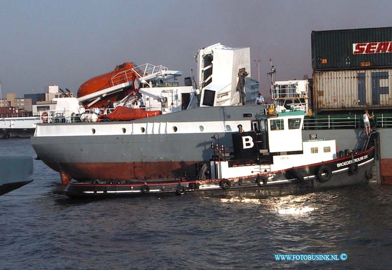 99080206.jpg - WFA :Dordrecvht:02-08-1999:aanvaaring door schip tegen spoorbrug dordrecht/zwijndrecht op de oudemaas 4 zwaar gewonden.Deze digitale foto blijft eigendom van FOTOPERSBURO BUSINK. Wij hanteren de voorwaarden van het N.V.F. en N.V.J. Gebruik van deze foto impliceert dat u bekend bent  en akkoord gaat met deze voorwaarden bij publicatie.EB/ETIENNE BUSINK