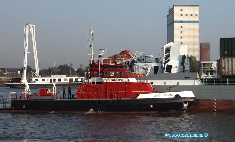 99080207.jpg - WFA :Dordrecvht:02-08-1999:aanvaaring door schip tegen spoorbrug dordrecht/zwijndrecht op de oudemaas 4 zwaar gewonden.Deze digitale foto blijft eigendom van FOTOPERSBURO BUSINK. Wij hanteren de voorwaarden van het N.V.F. en N.V.J. Gebruik van deze foto impliceert dat u bekend bent  en akkoord gaat met deze voorwaarden bij publicatie.EB/ETIENNE BUSINK