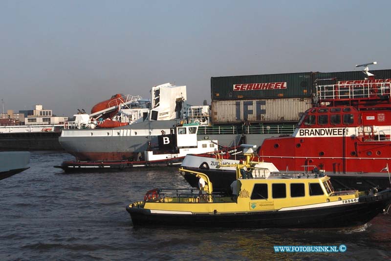 99080208.jpg - LOCOM :Dordrecvht:02-08-1999:aanvaaring door schip tegen spoorbrug dordrecht/zwijndrecht op de oudemaas 4 zwaar gewonden.Deze digitale foto blijft eigendom van FOTOPERSBURO BUSINK. Wij hanteren de voorwaarden van het N.V.F. en N.V.J. Gebruik van deze foto impliceert dat u bekend bent  en akkoord gaat met deze voorwaarden bij publicatie.EB/ETIENNE BUSINK