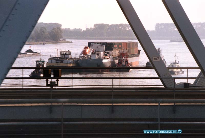 99080209.jpg - DE DORDTENAAR :Dordrecvht:02-08-1999:aanvaaring door schip tegen spoorbrug dordrecht/zwijndrecht op de oudemaas 4 zwaar gewonden.Deze digitale foto blijft eigendom van FOTOPERSBURO BUSINK. Wij hanteren de voorwaarden van het N.V.F. en N.V.J. Gebruik van deze foto impliceert dat u bekend bent  en akkoord gaat met deze voorwaarden bij publicatie.EB/ETIENNE BUSINK