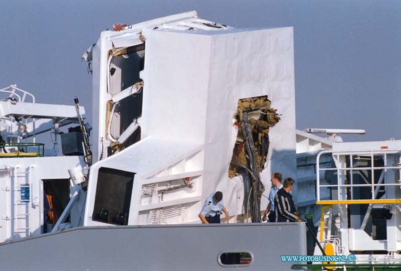 99080212.jpg - DE DORDTENAAR :Dordrecvht:02-08-1999:aanvaaring door schip tegen spoorbrug dordrecht/zwijndrecht op de oudemaas 4 zwaar gewonden.Deze digitale foto blijft eigendom van FOTOPERSBURO BUSINK. Wij hanteren de voorwaarden van het N.V.F. en N.V.J. Gebruik van deze foto impliceert dat u bekend bent  en akkoord gaat met deze voorwaarden bij publicatie.EB/ETIENNE BUSINK