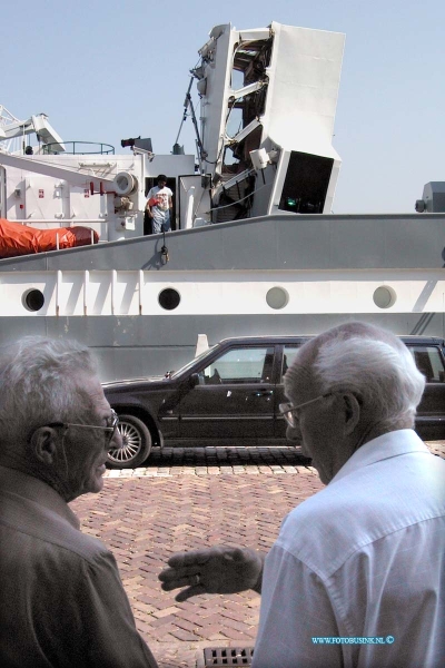 99080215.jpg - DE DORDTENAAR :Dordrecvht:02-08-1999:aanvaaring door schip tegen spoorbrug dordrecht/zwijndrecht op de oudemaas 4 zwaar gewonden.Deze digitale foto blijft eigendom van FOTOPERSBURO BUSINK. Wij hanteren de voorwaarden van het N.V.F. en N.V.J. Gebruik van deze foto impliceert dat u bekend bent  en akkoord gaat met deze voorwaarden bij publicatie.EB/ETIENNE BUSINK