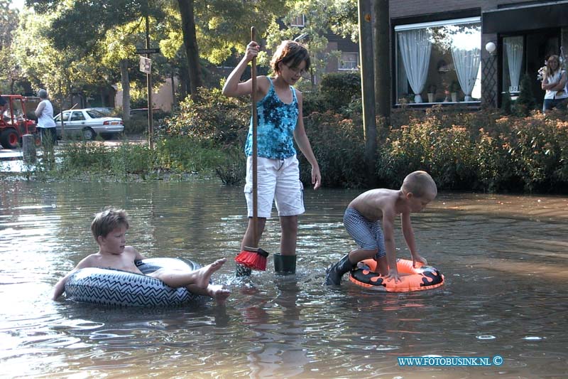 99080217.jpg - WFA:Zwijndrecht:02-08-1999:de laan van nederhoven is door een gebrokken waterleiding volledig onder gelopenen kinderen spelen graag in hun nieuwe zwembad met dit weer.Deze digitale foto blijft eigendom van FOTOPERSBURO BUSINK. Wij hanteren de voorwaarden van het N.V.F. en N.V.J. Gebruik van deze foto impliceert dat u bekend bent  en akkoord gaat met deze voorwaarden bij publicatie.EB/ETIENNE BUSINK