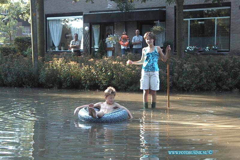 99080218.jpg - DE DORDTENAAR:Zwijndrecht:02-08-1999:de laan van nederhoven is door een gebrokken waterleiding volledig onder gelopenen kinderen spelen graag in hun nieuwe zwembad met dit weer.Deze digitale foto blijft eigendom van FOTOPERSBURO BUSINK. Wij hanteren de voorwaarden van het N.V.F. en N.V.J. Gebruik van deze foto impliceert dat u bekend bent  en akkoord gaat met deze voorwaarden bij publicatie.EB/ETIENNE BUSINK