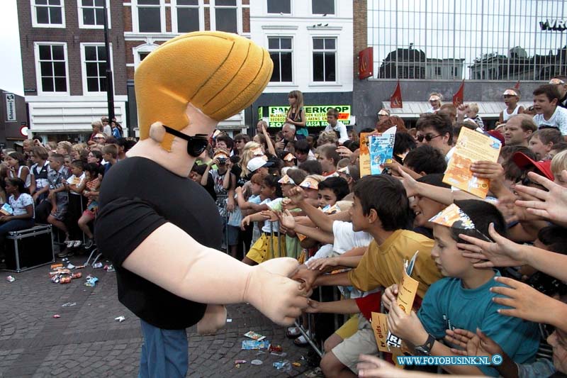 99080510.jpg - DE DORDTENAAR : Dordrecht:05-08-1999:Scheffersplein de roadschow van cartoonnetwerk met bekende tekenfilm heden die de kinderen gezellig bezich houdt.Deze digitale foto blijft eigendom van FOTOPERSBURO BUSINK. Wij hanteren de voorwaarden van het N.V.F. en N.V.J. Gebruik van deze foto impliceert dat u bekend bent  en akkoord gaat met deze voorwaarden bij publicatie.EB/ETIENNE BUSINK