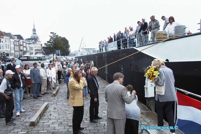 99080705.jpg - SCHUTTEVAER :Dordrecht:07-08-1999:de doop van het motortankschip heliodor aan de merwekade te dordrecht door fam hubersDeze digitale foto blijft eigendom van FOTOPERSBURO BUSINK. Wij hanteren de voorwaarden van het N.V.F. en N.V.J. Gebruik van deze foto impliceert dat u bekend bent  en akkoord gaat met deze voorwaarden bij publicatie.EB/ETIENNE BUSINK