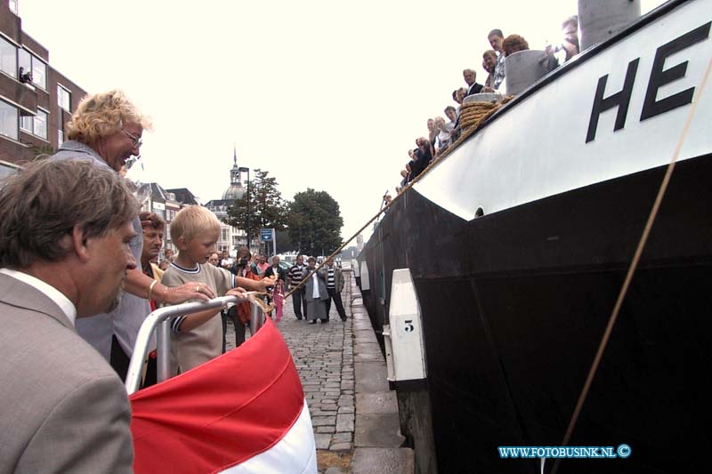 99080706.jpg - SCHUTTEVAER :Dordrecht:07-08-1999:de doop van het motortankschip heliodor aan de merwekade te dordrecht door fam hubersDeze digitale foto blijft eigendom van FOTOPERSBURO BUSINK. Wij hanteren de voorwaarden van het N.V.F. en N.V.J. Gebruik van deze foto impliceert dat u bekend bent  en akkoord gaat met deze voorwaarden bij publicatie.EB/ETIENNE BUSINK