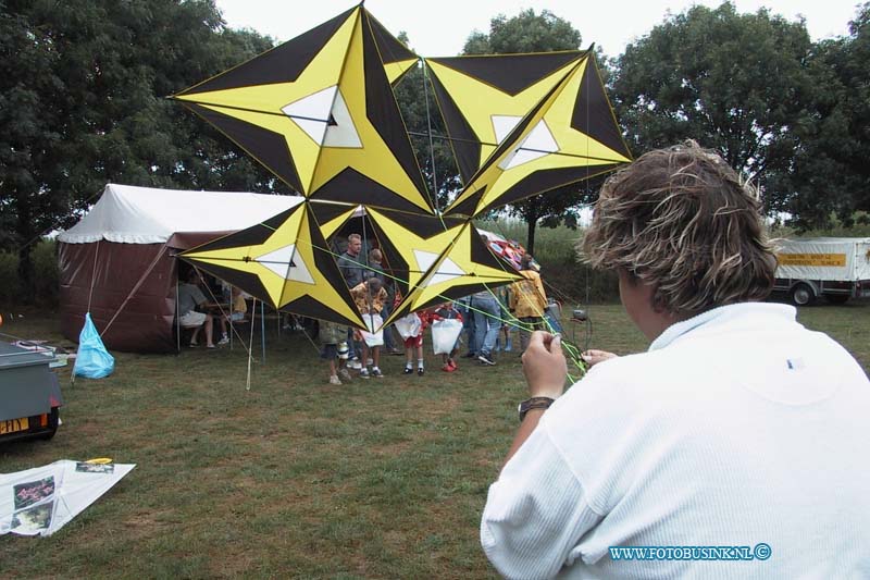 99080707.jpg - DE STEM VAN DORDT ::Zwijndrecht:07-08-1999:vlieger Festival op de veerplaat door de regen was er niet zoheel veel mesmejn op de been.Deze digitale foto blijft eigendom van FOTOPERSBURO BUSINK. Wij hanteren de voorwaarden van het N.V.F. en N.V.J. Gebruik van deze foto impliceert dat u bekend bent  en akkoord gaat met deze voorwaarden bij publicatie.EB/ETIENNE BUSINK